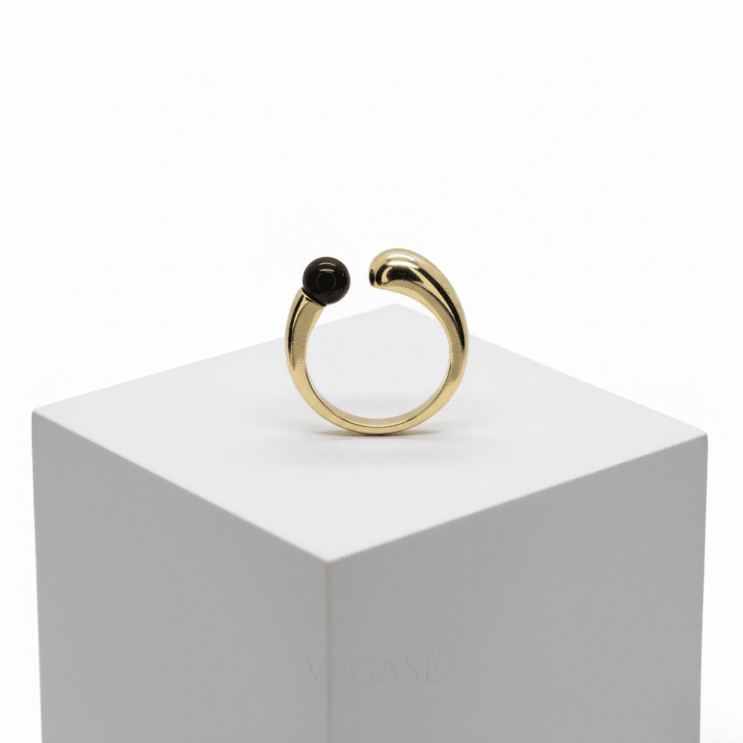 Vega Yüzük – Siyah ve Gold Zarafetin Güçlü Uyumu