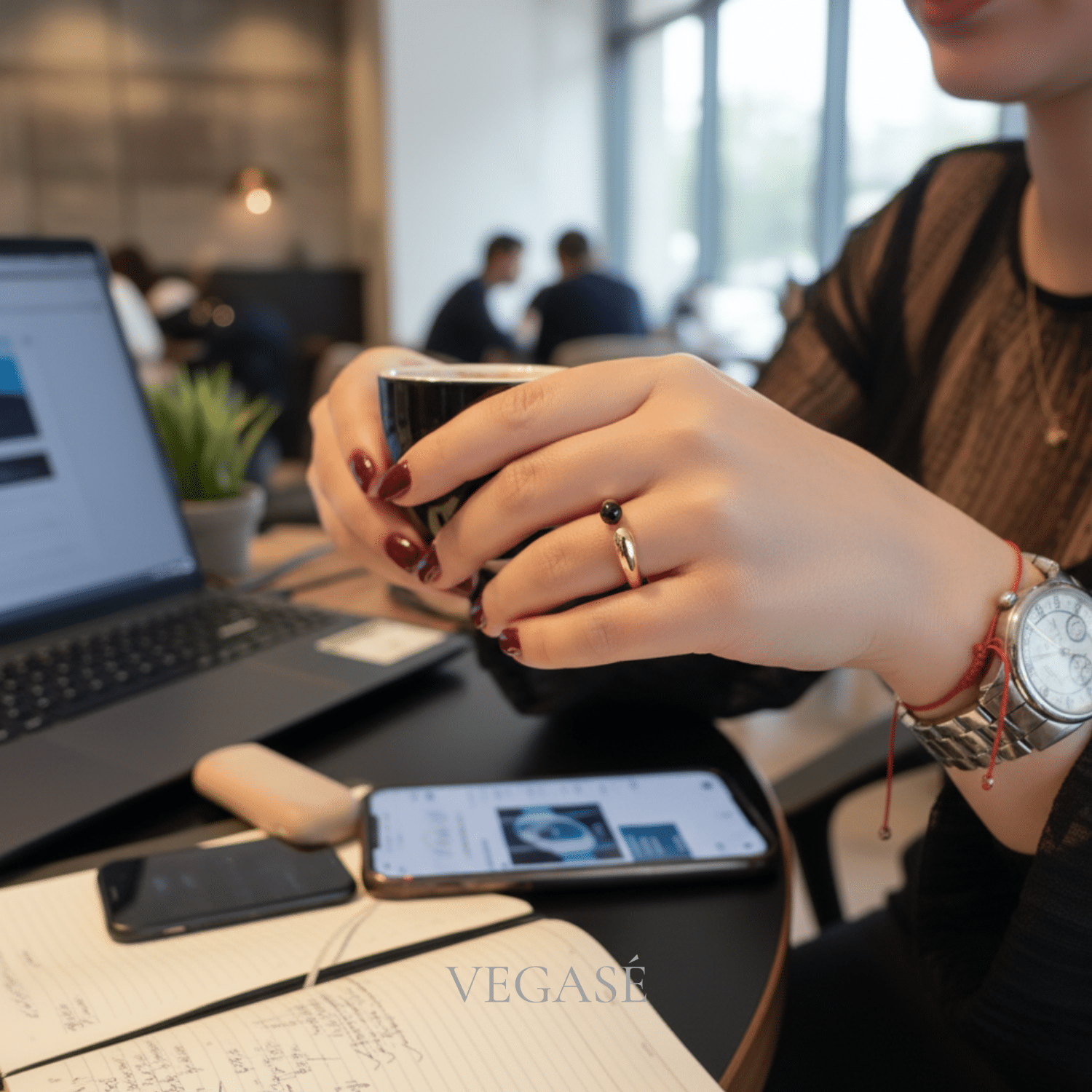 Vega Yüzük – Siyah ve Gold Zarafetin Güçlü Uyumu - Görsel 2