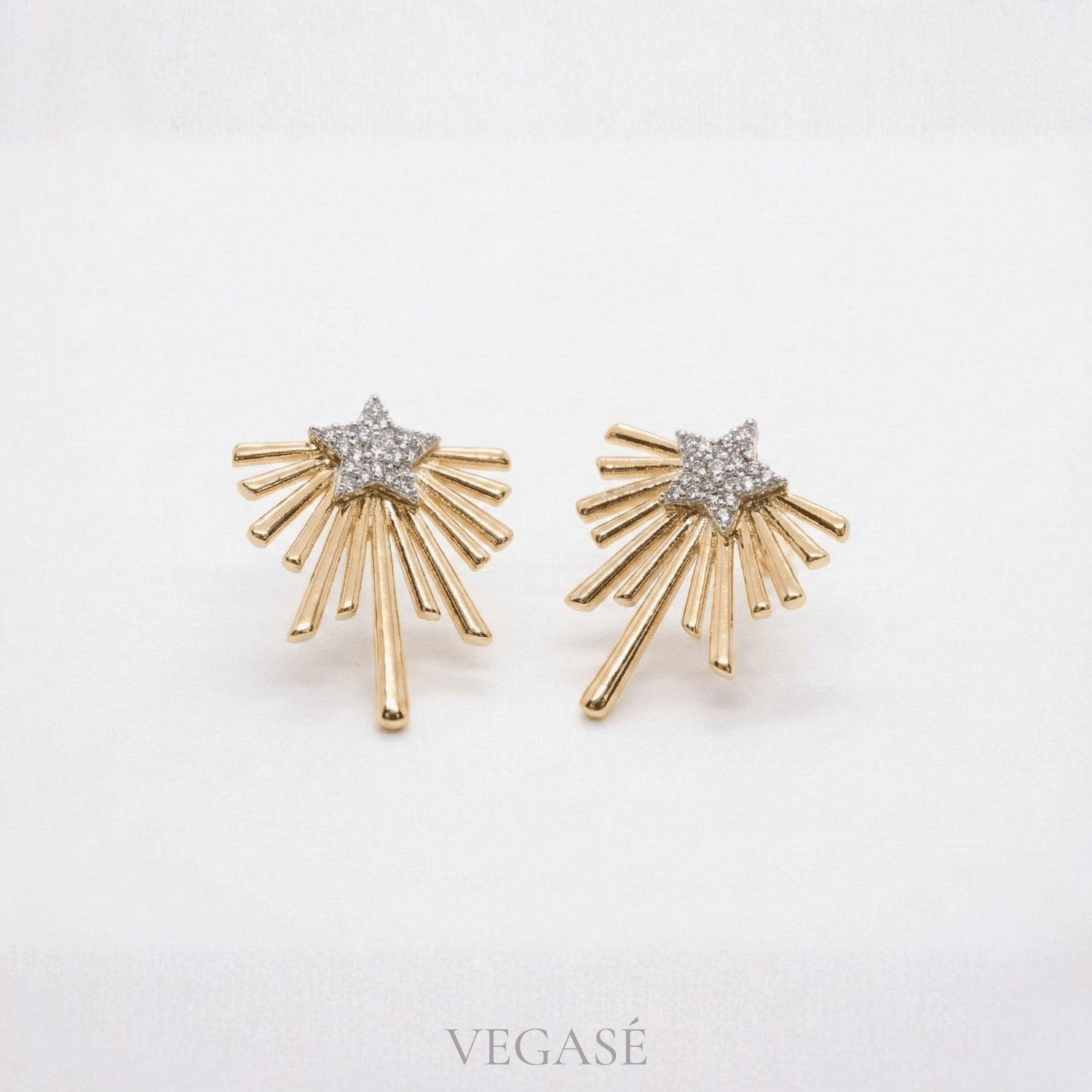 Celestia Yıldız Taşlı Küpe – Işıltılı ve Zarif Tasarım