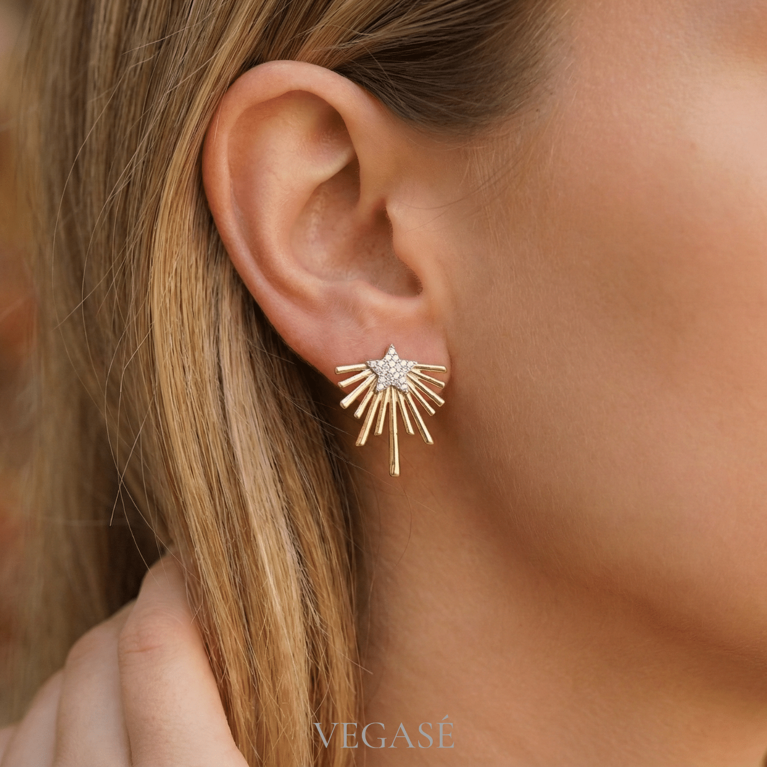 Celestia Yıldız Taşlı Küpe – Işıltılı ve Zarif Tasarım