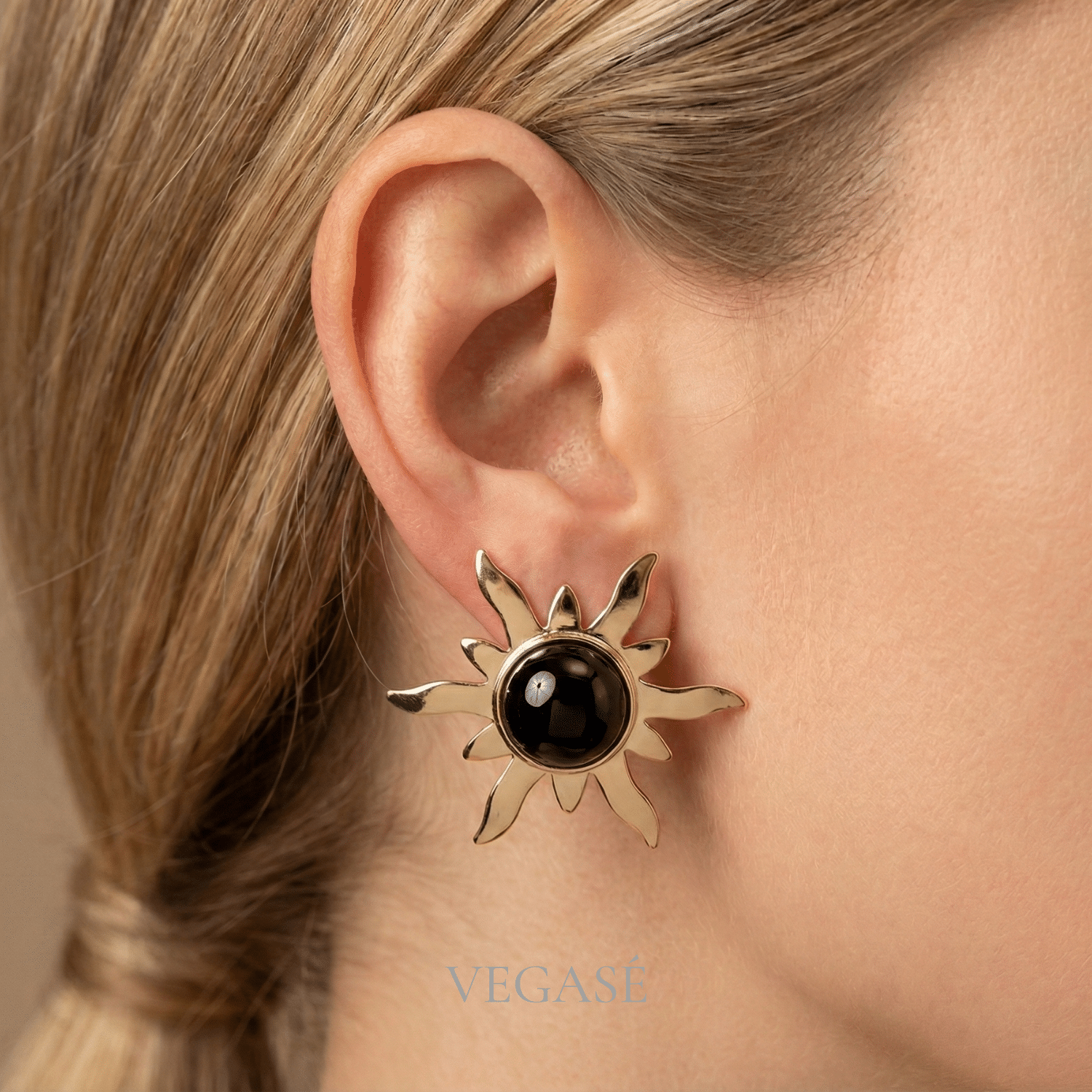 Heliora Küpe – Siyah Taşlı Güneş Küpe