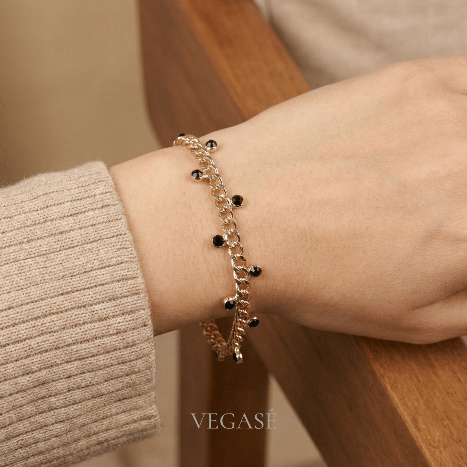 Solaire Noir Bileklik – Gold Zincir Siyah Taş Detaylı