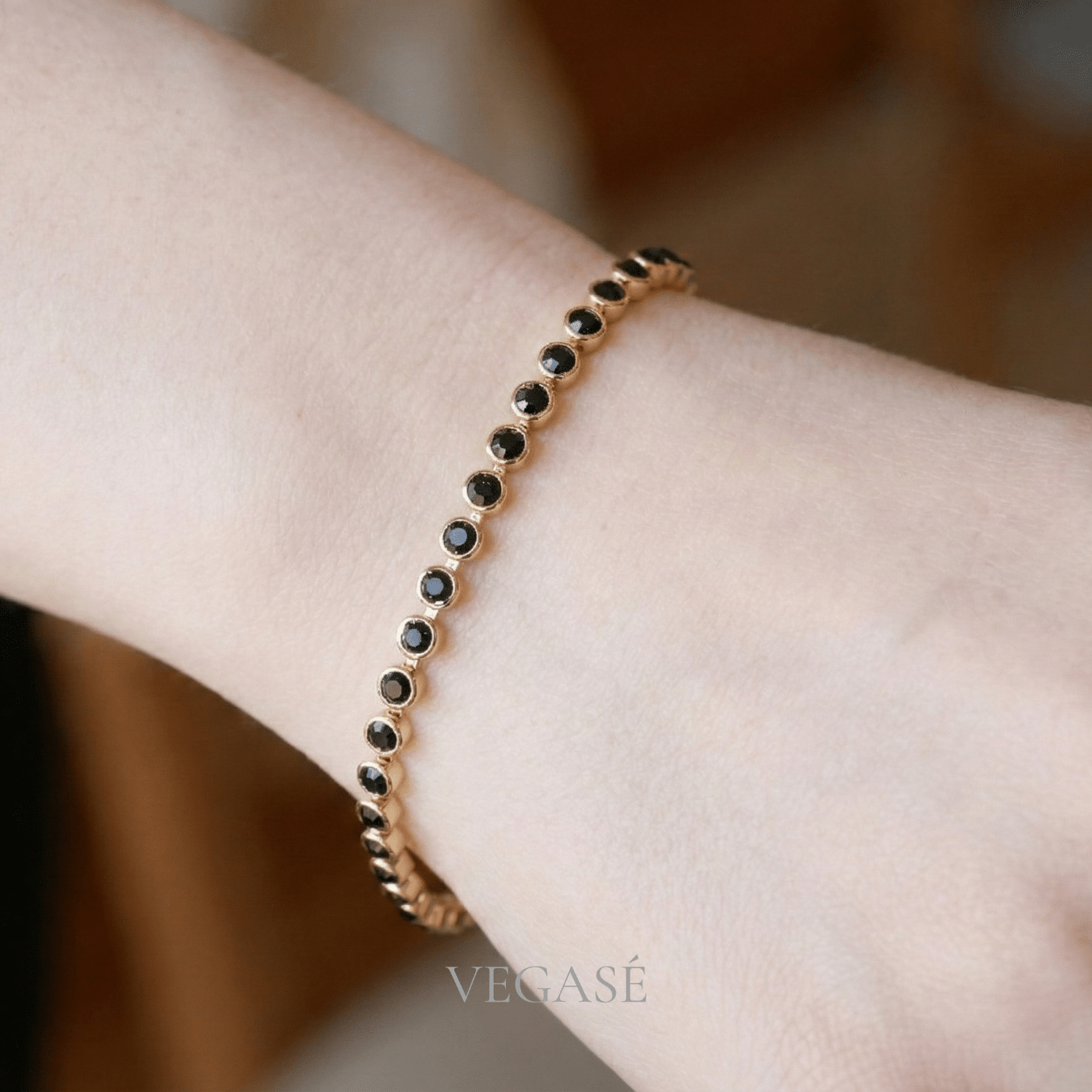 Obsidian Bileklik – Siyah Taş Detaylı Gold Tasarım - Görsel 2